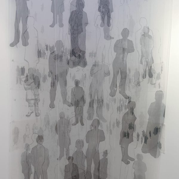 Катарина Ракић, Без назива, инсталација (линорез и ситоштампа на пиринчаном папиру и тилу), 300x200x150 цм, 2024.