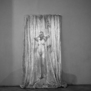 Гола Маја, видео инсталација, гипс, 180x110 цм, 2022.