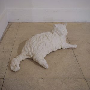 Ksenija Popović, Mačke I, gips, lak za nokte, 60x35x22 cm, 2025.